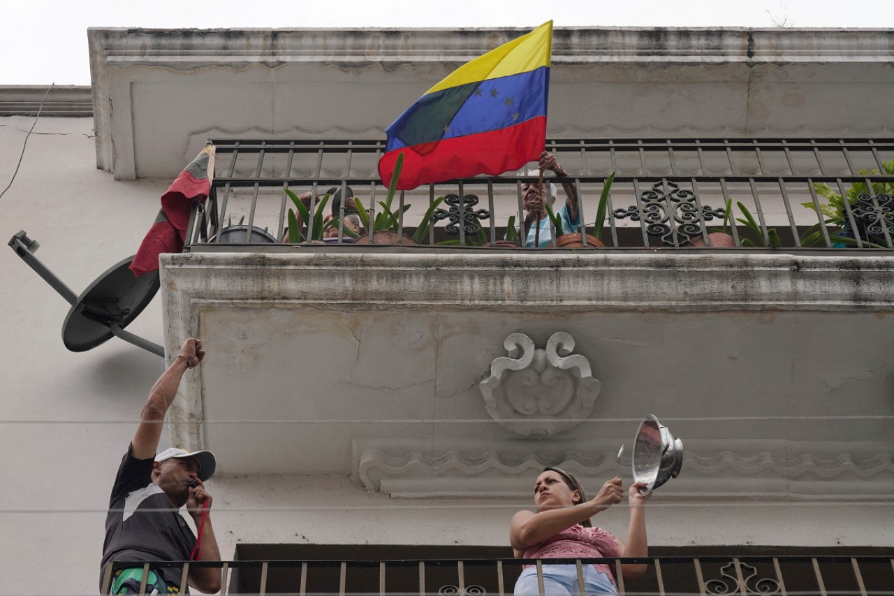 Cacerolazos y protestas en Venezuela. Foto: Reuters.