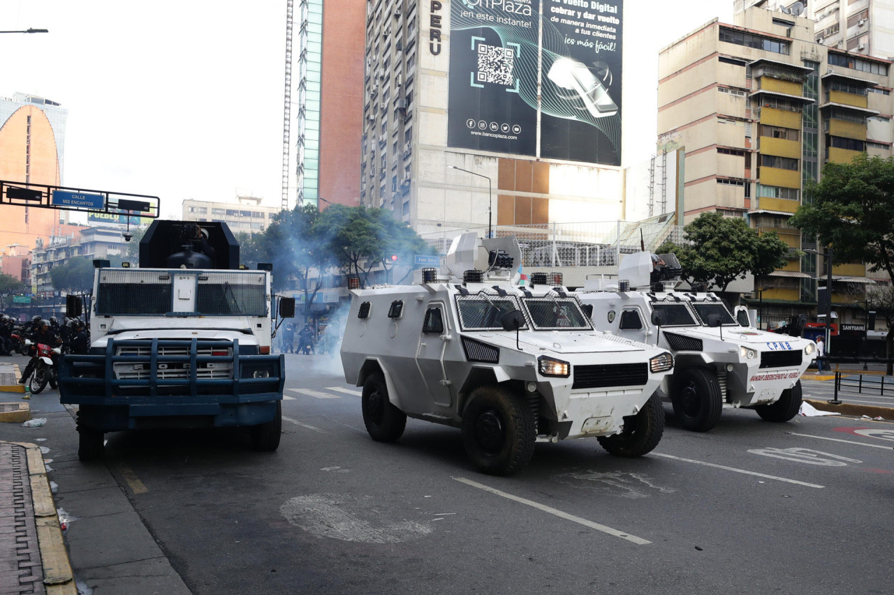 Vehículos de la Guardia Nacional Bolivariana en Caracas. Foto: EFE.