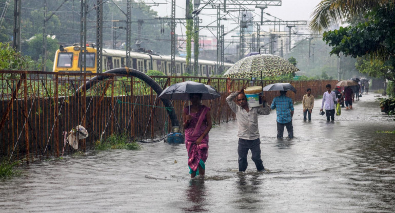 Imagen de archivo de fuertes lluvias en la India. Foto: EFE/EPA/DIVYAKANT SOLANK