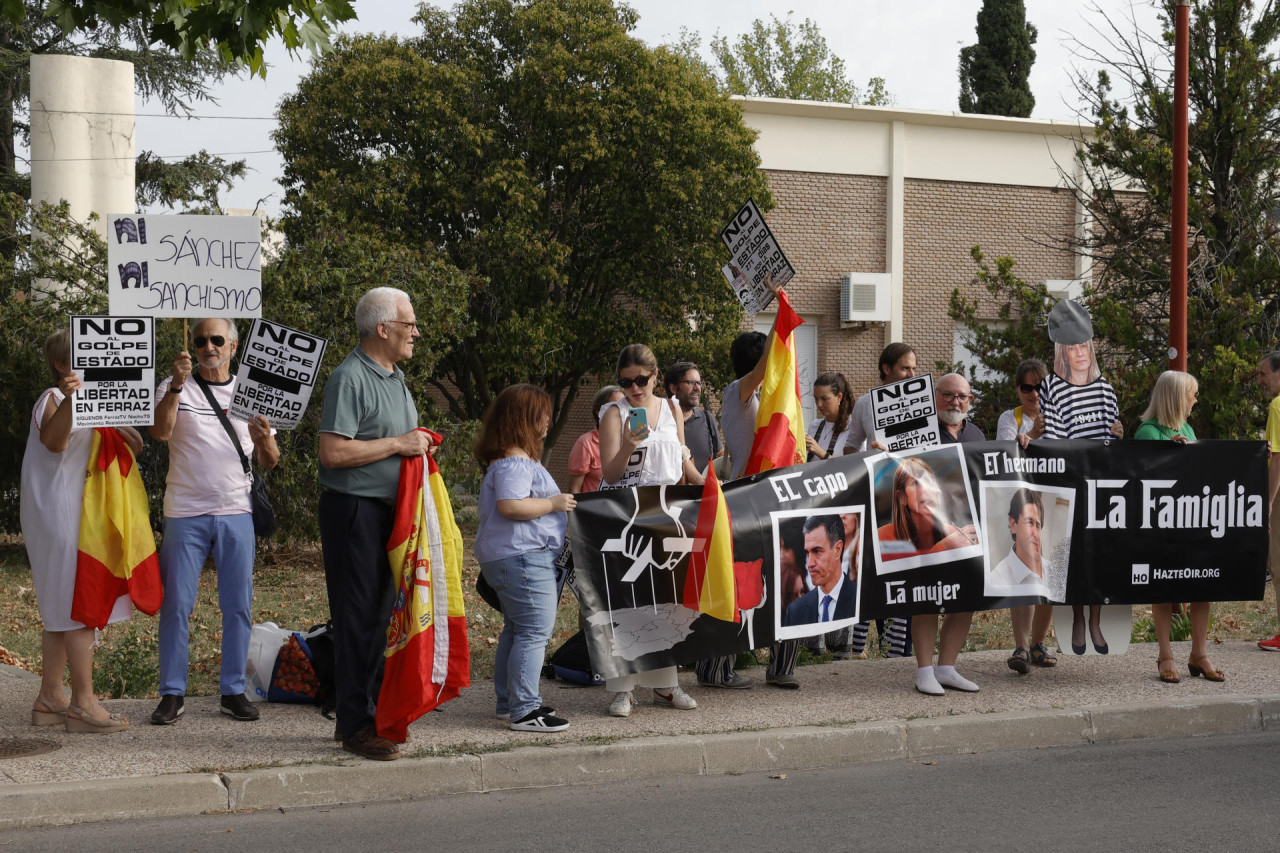 Protestas contra Pedro Sánchez en las afueras de la Moncloa. Foto: EFE.