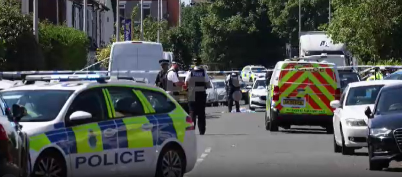 La policía en el lugar del apuñalamiento múltiple de menores en Inglaterra. Foto: captura de video/EFE.