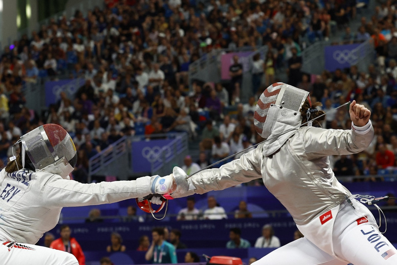 Nada Hafez (izquierda) ante Elizabeth Tartakovsky. Foto: Reuters.