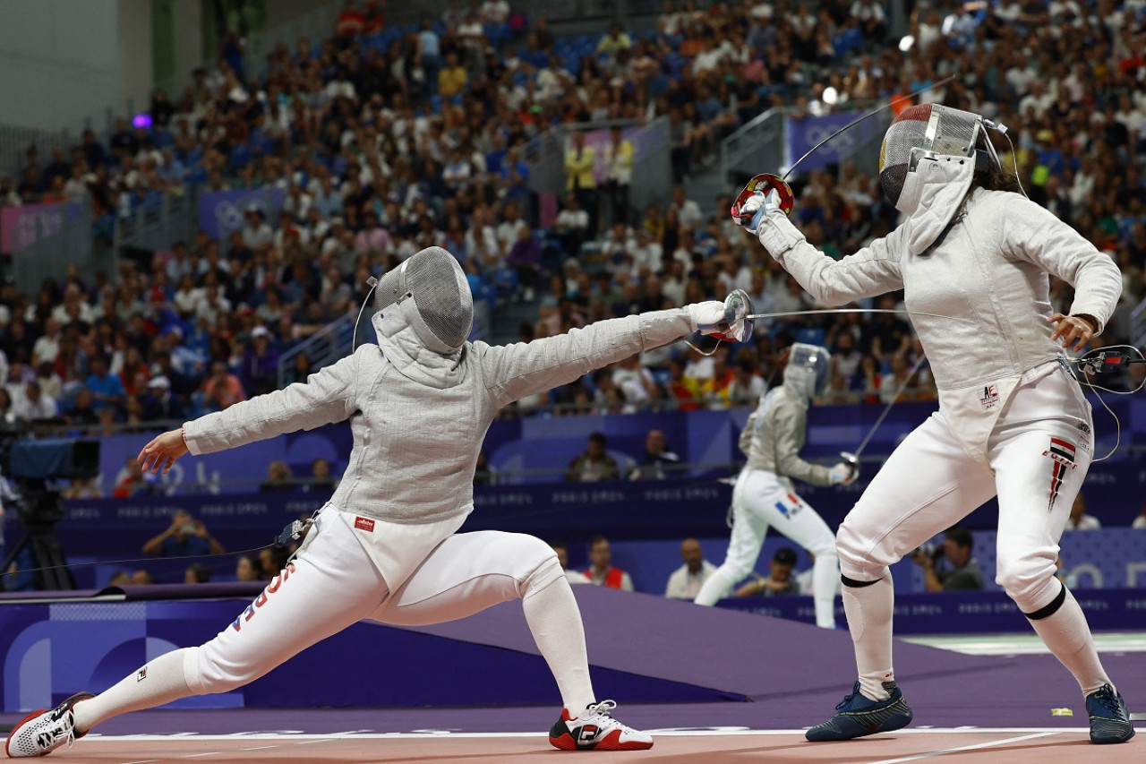 Nada Hafez (derecha) ante Jeon Hayoung. Foto: Reuters.