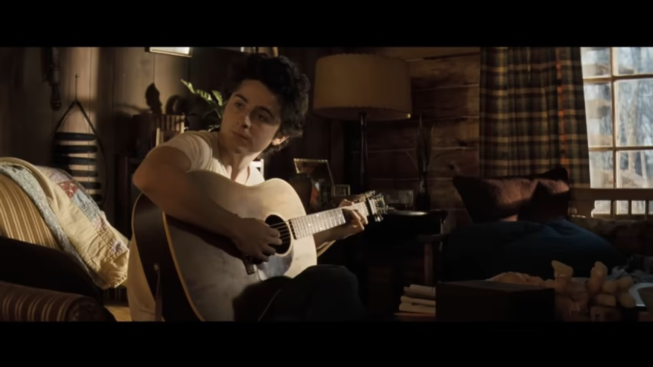 Timothée Chalamet como Bob Dylan en la película "A complete unknown". Captura de video.