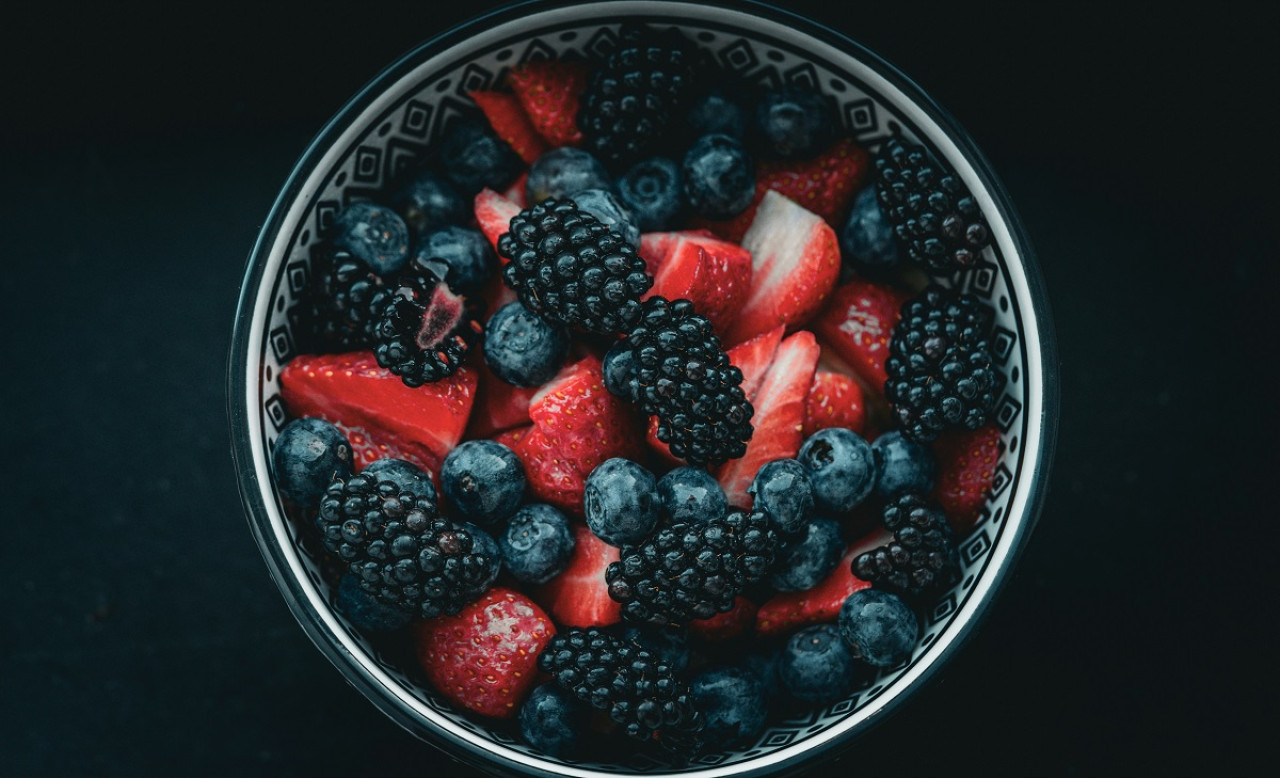 Frutas; frutilla; mora. Foto: Unsplash.