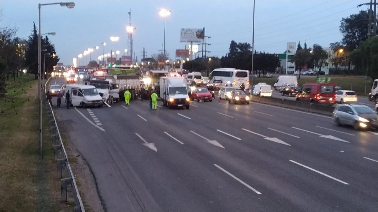 Accidente múltiple en Panamericana: nueve autos chocaron y hay un herido. NA