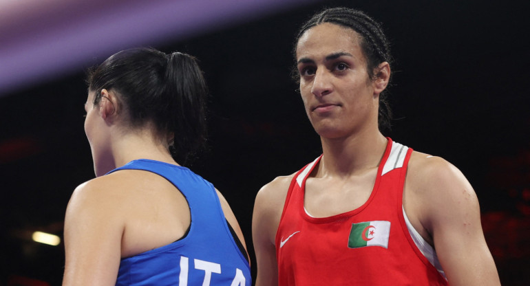 Imane Khelif derrotó a Ángela Carin y desató la polémica. Foto: Reuters.