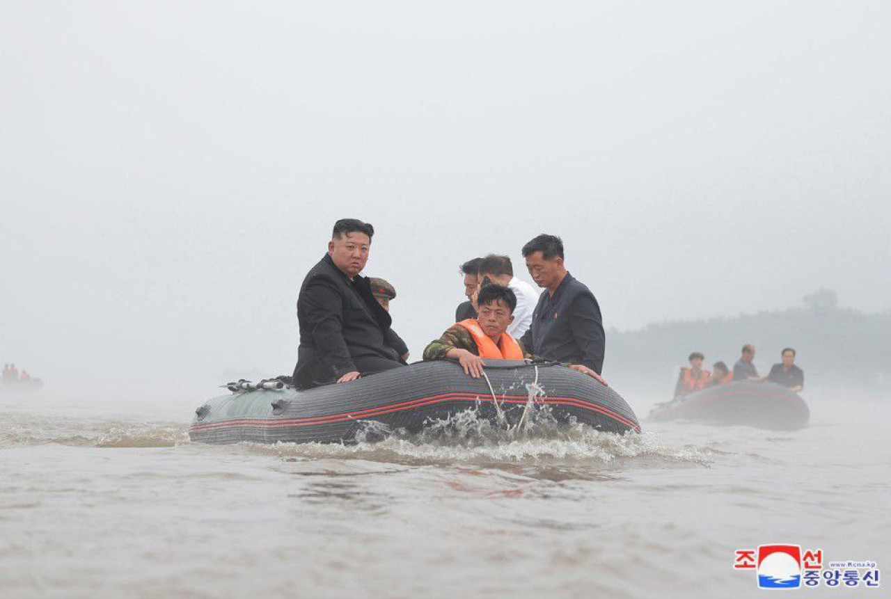 Kim Yong-un en zona de inundaciones en Corea del Norte.