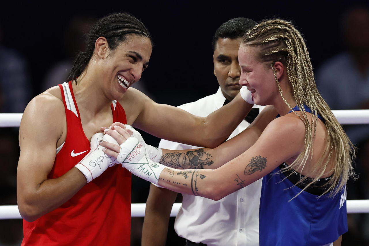 Imane Khelif ante la húngara Lucca Anna Hamori en los Juegos Olímpicos de París 2024. Foto: EFE.