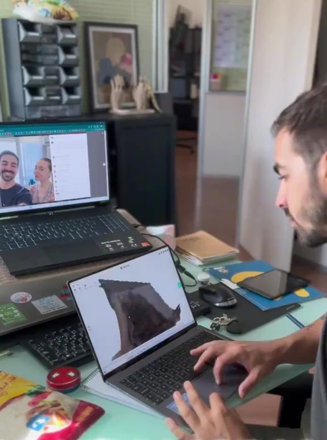 Guillermo Martínez Gauna-Vivas diseñó las prótesis 3D para Carla Maronda. Foto: Captura de video.