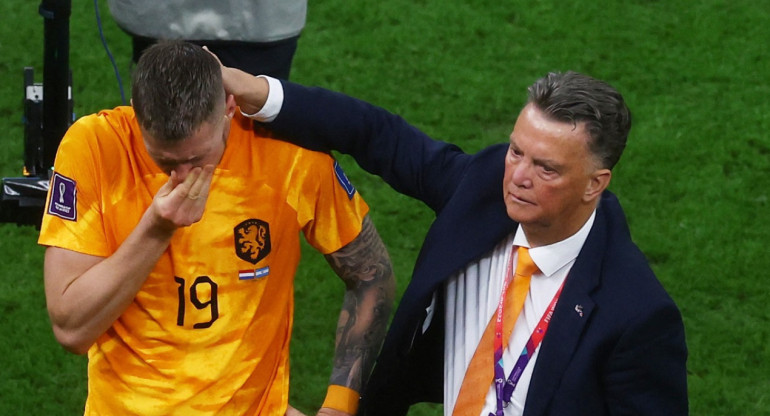 Louis Van Gaal (derecha) junto a Wout Weghorst. Foto: Reuters.