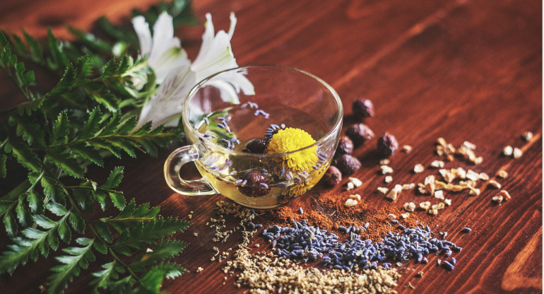 Hierbas, té, infusión. Foto: Unsplash