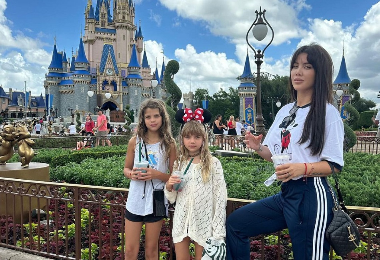 Wanda Nara junto a sus hijas en Disney. Foto: Instagram @wanda_nara.