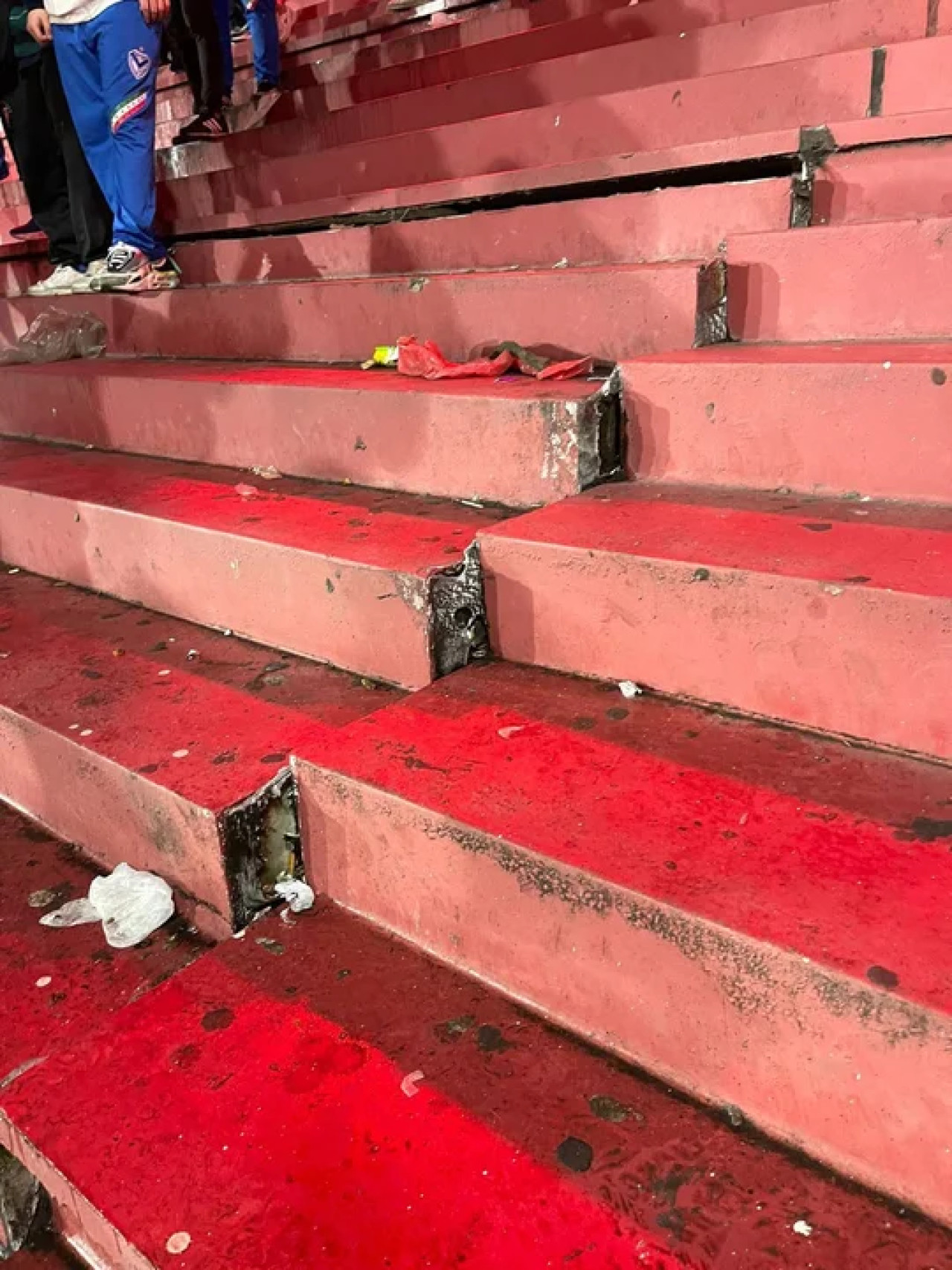 La imagen de la tribuna desplazada. Foto: NA.