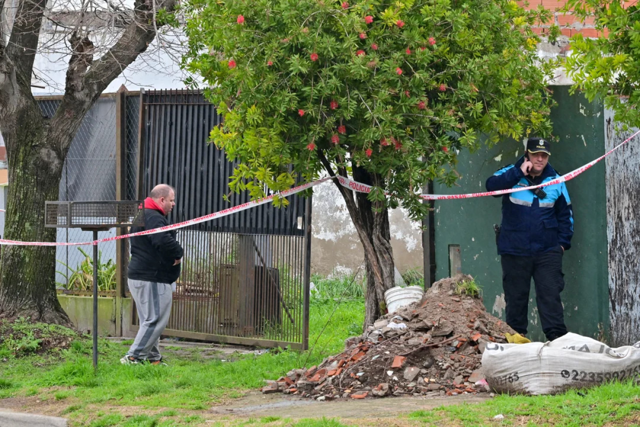 La policía en la casa tras el terrible hallazgo. Foto: NA