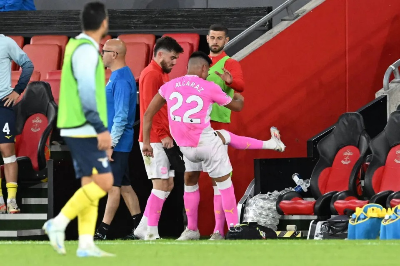 Pelea de Carlos Alcaraz en un amistoso entre el Southampton y la Lazio. Foto: Gentileza REX.