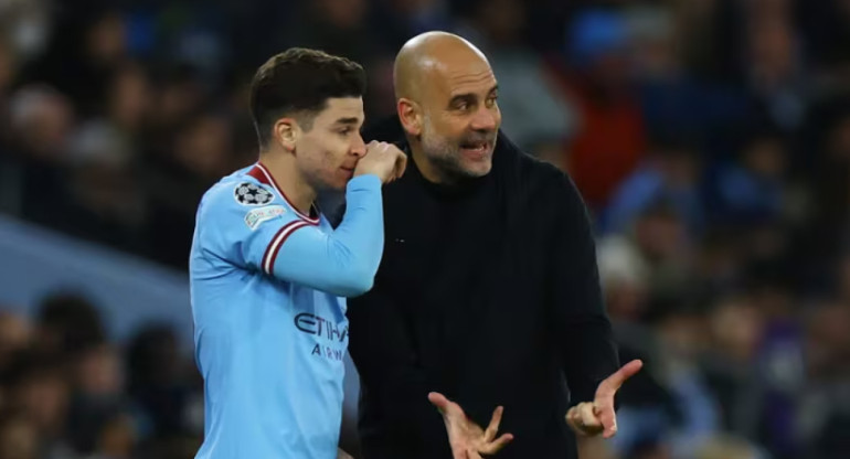 Julián Álvarez y Pep Guardiola. Foto: REUTERS.