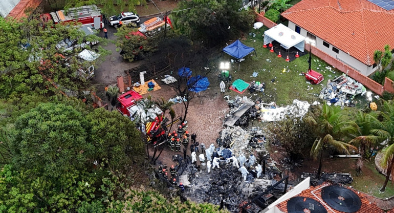 Autoridades trabajan en la zona del accidente aéreo en San Pablo, Brasil. Foto: Reuters