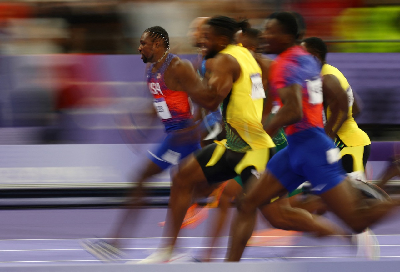 Milimétrica definición de los 100 metros en París 2024. Foto: Reuters.