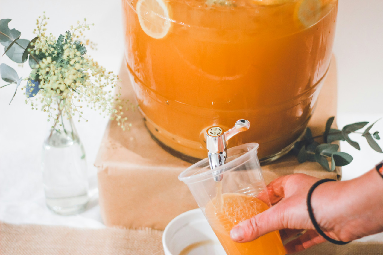 Los expertos llaman a evitar el consumo de bebidas en plásticos. Foto: Unsplash.