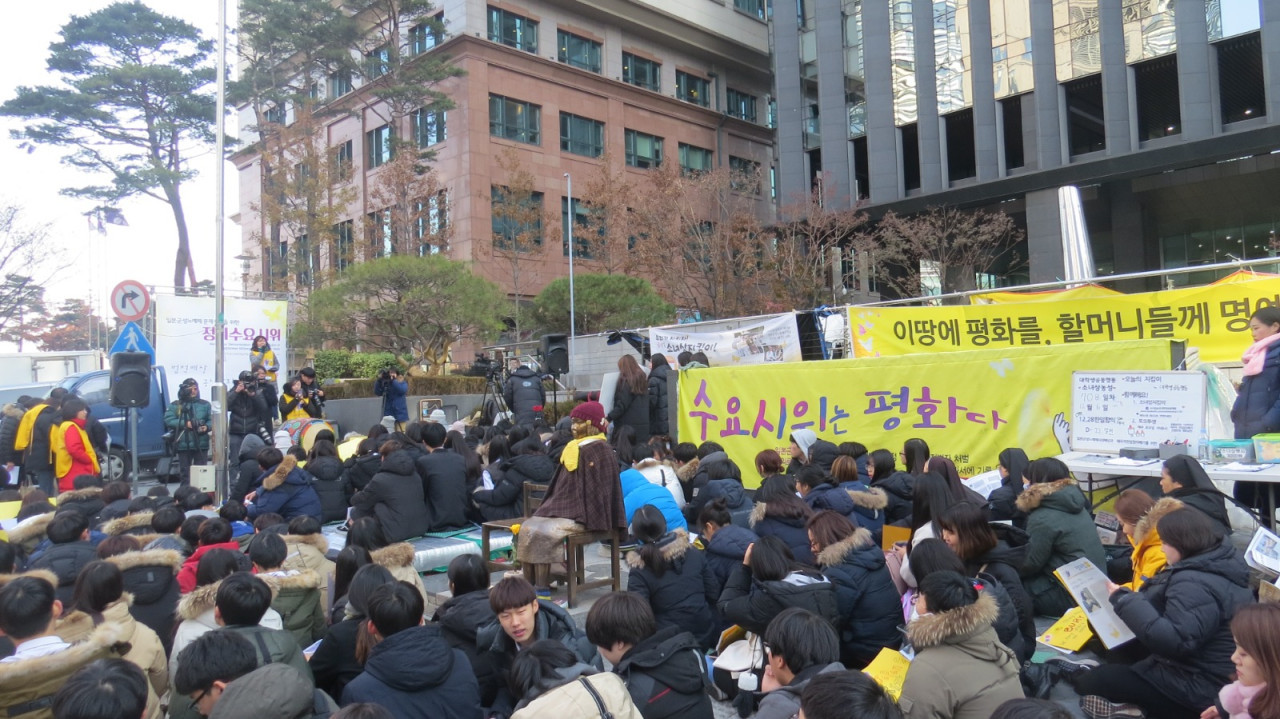 Todos los miércoles a las 12 del mediodía víctimas junto a la ONG Consejo Coreano se manifiestan frente a la Embajada de Japón en Seúl para pedir justicia. Muchos jóvenes participan de la demostración pacífica. Foto de autora.