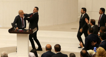 Incidentes en el Parlamento de Turquía. Foto: REUTERS.