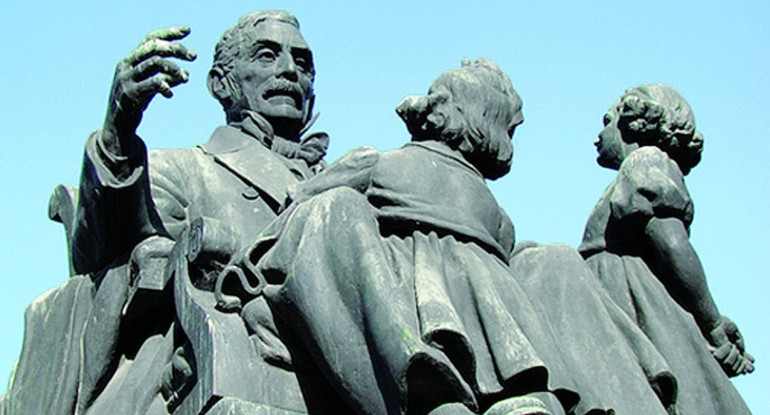 Monumento de San Martín junto a sus nietas