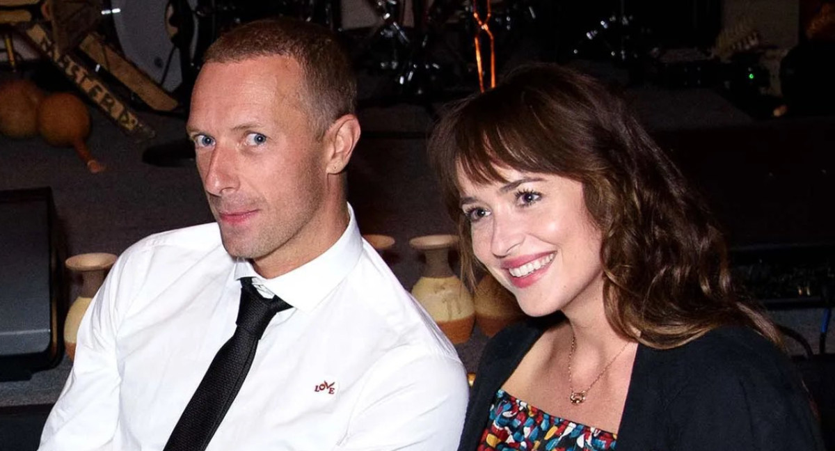 Chris Martin y Dakota Johnson. Foto X.