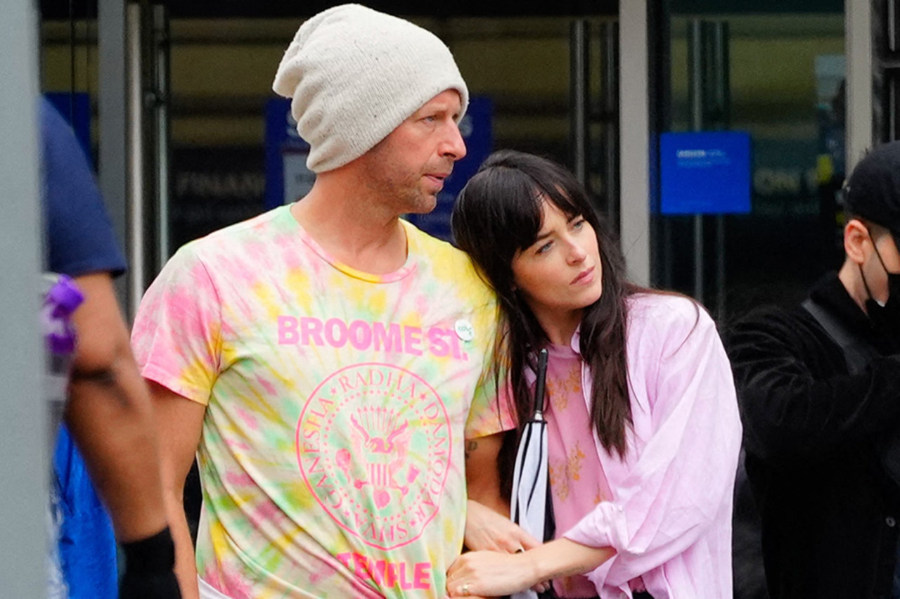 Chris Martin y Dakota Johnson. Foto X.