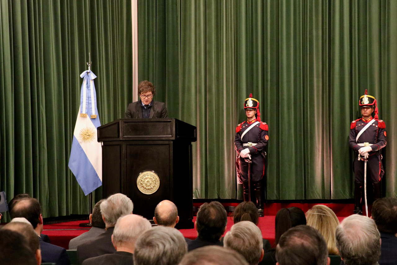 Javier Milei entregó despachos y sables a las Fuerzas Armadas. Foto: Presidencia