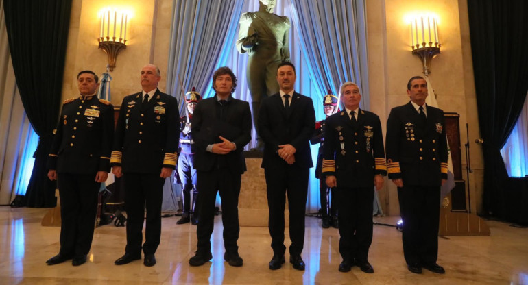 Javier Milei entregó despachos y sables a las Fuerzas Armadas. Foto: Presidencia