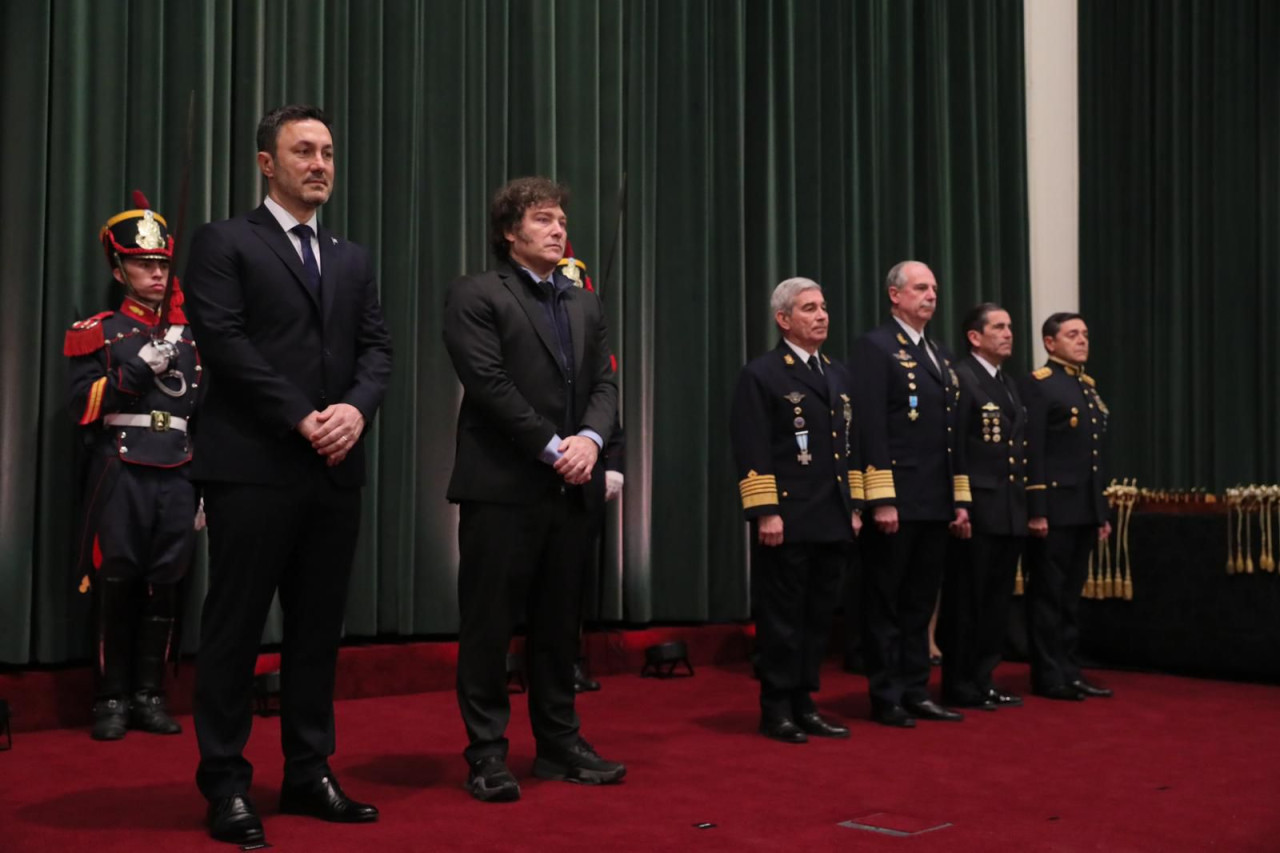 Javier Milei entregó despachos y sables a las Fuerzas Armadas. Foto: Presidencia