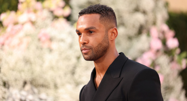 Lucien Laviscount, estrella de "Emily in Paris". Foto: Reuters.