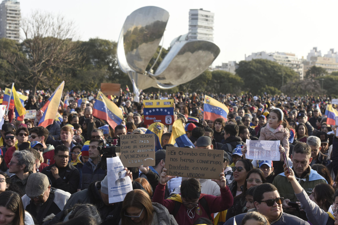 Venezolanos en Argentina protestan contra Maduro y el resultado de las elecciones. Foto: EFE