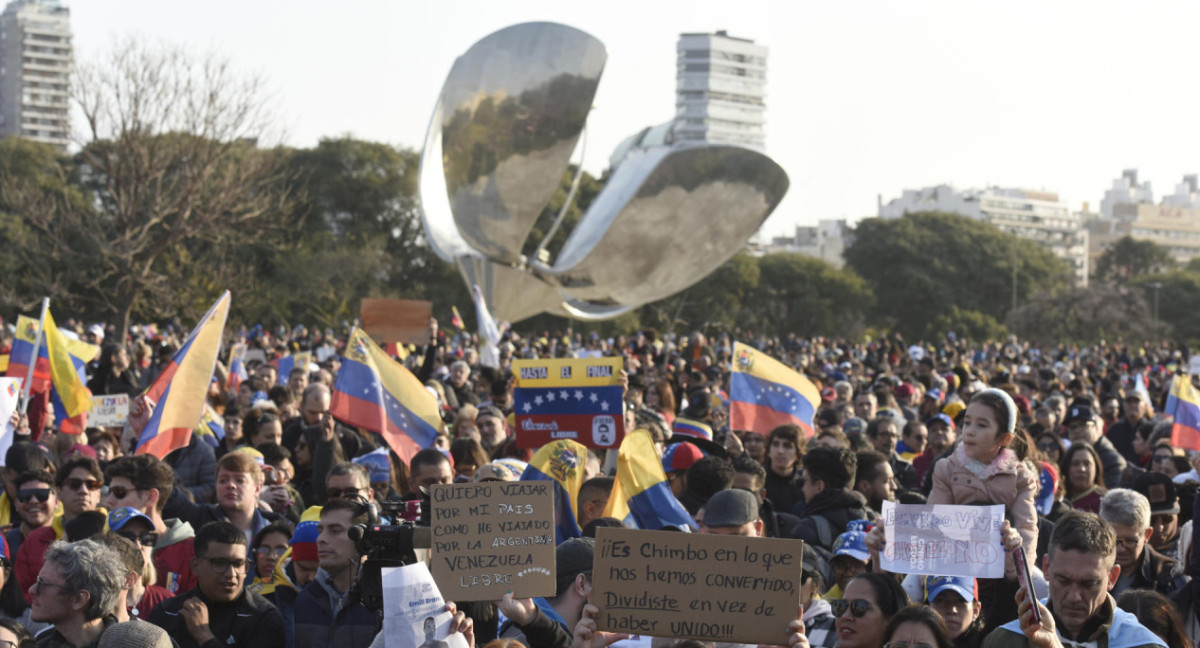 Venezolanos en Argentina protestan contra Maduro y el resultado de las elecciones. Foto: EFE