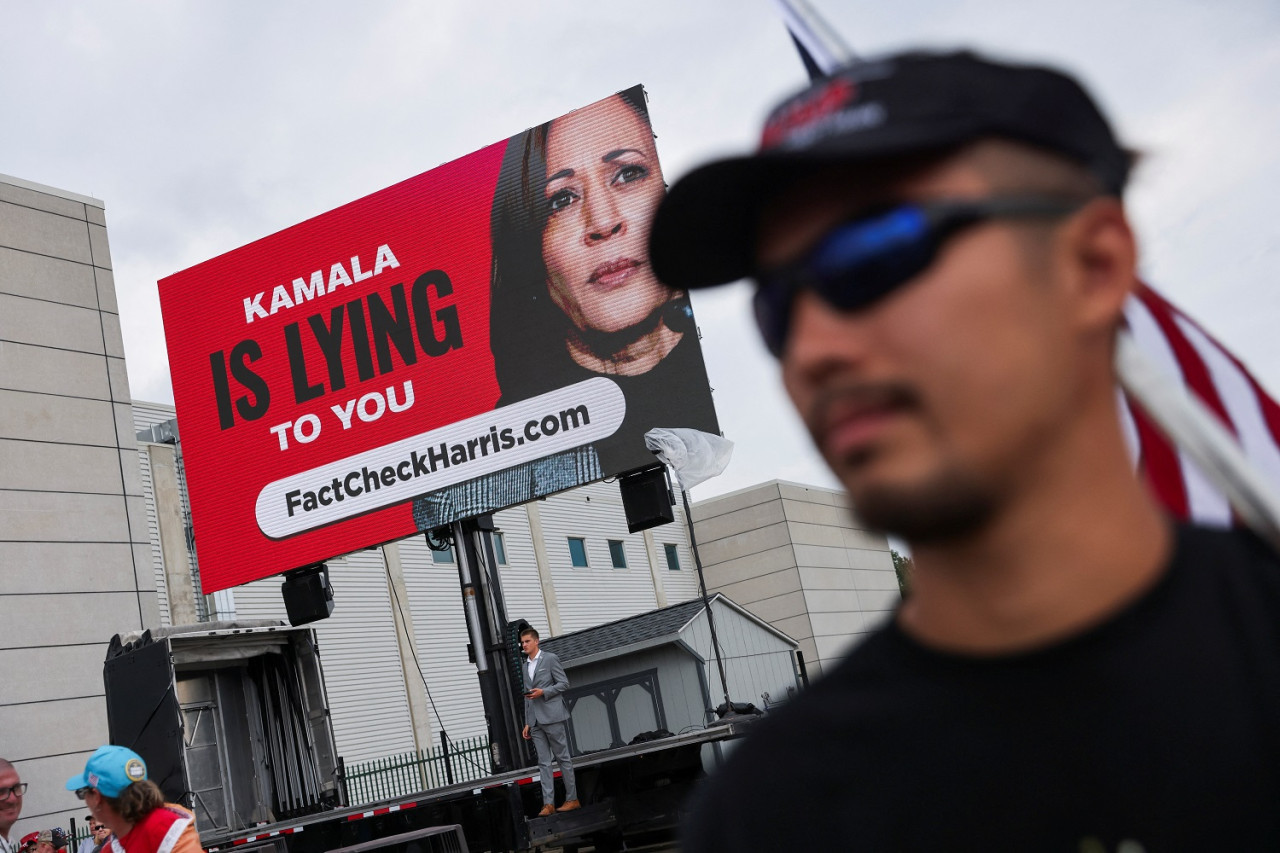 "Kamala te está mintiendo", dice el cartel de la campaña de Donald Trump. Foto: Reuters