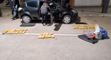 Aduana descubrió más de 60kg de cocaína ocultos en un automóvil.