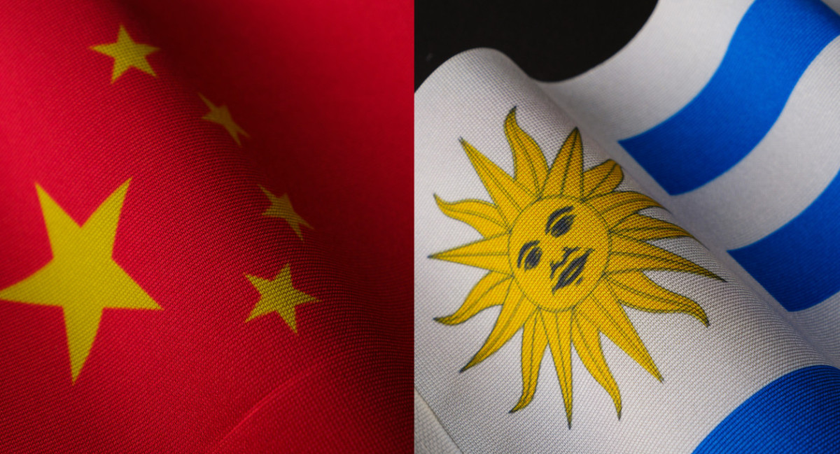 Banderas de China y Uruguay. Fotos: Unsplash.