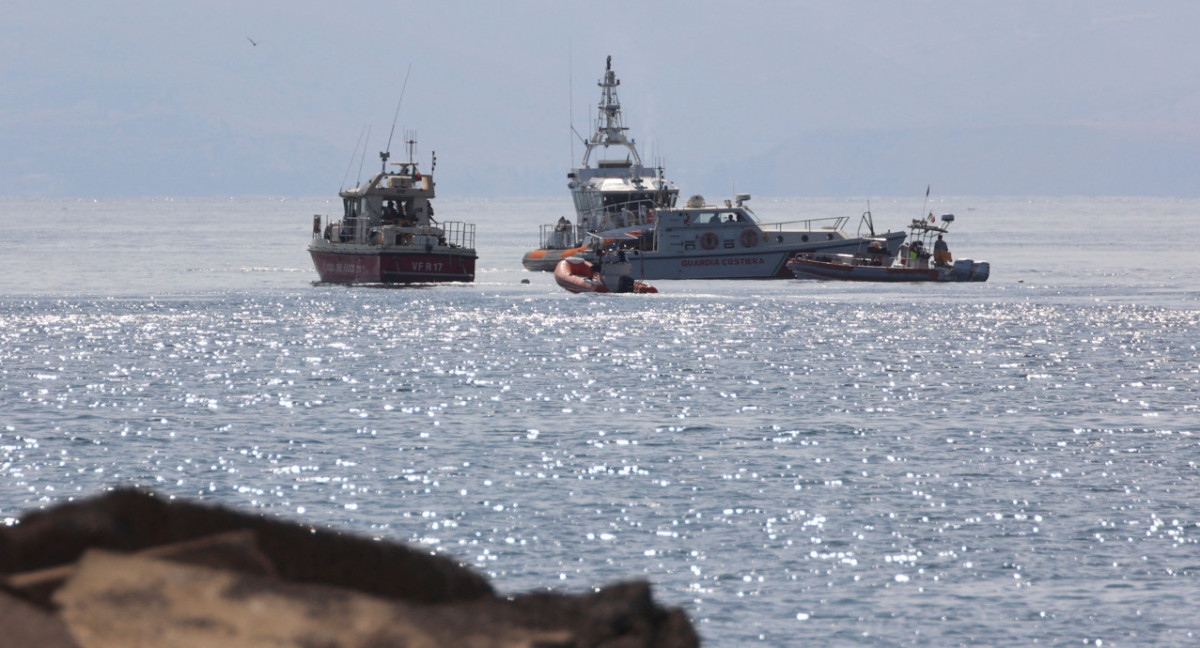 Los servicios de emergencia trabajan frente a la costa de Porticello. Foto: Reuters