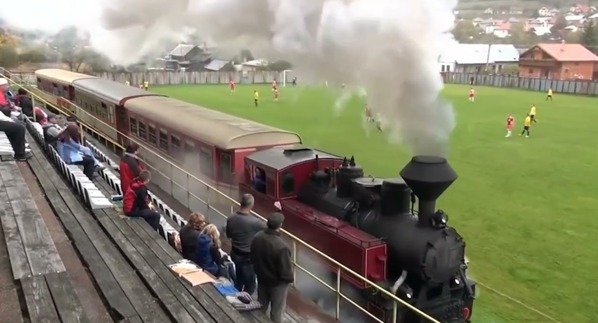 El tren que pasa por el estadio del club TJ Tatran Čierny Balog, de Eslovaquia. Foto: captura de pantalla.