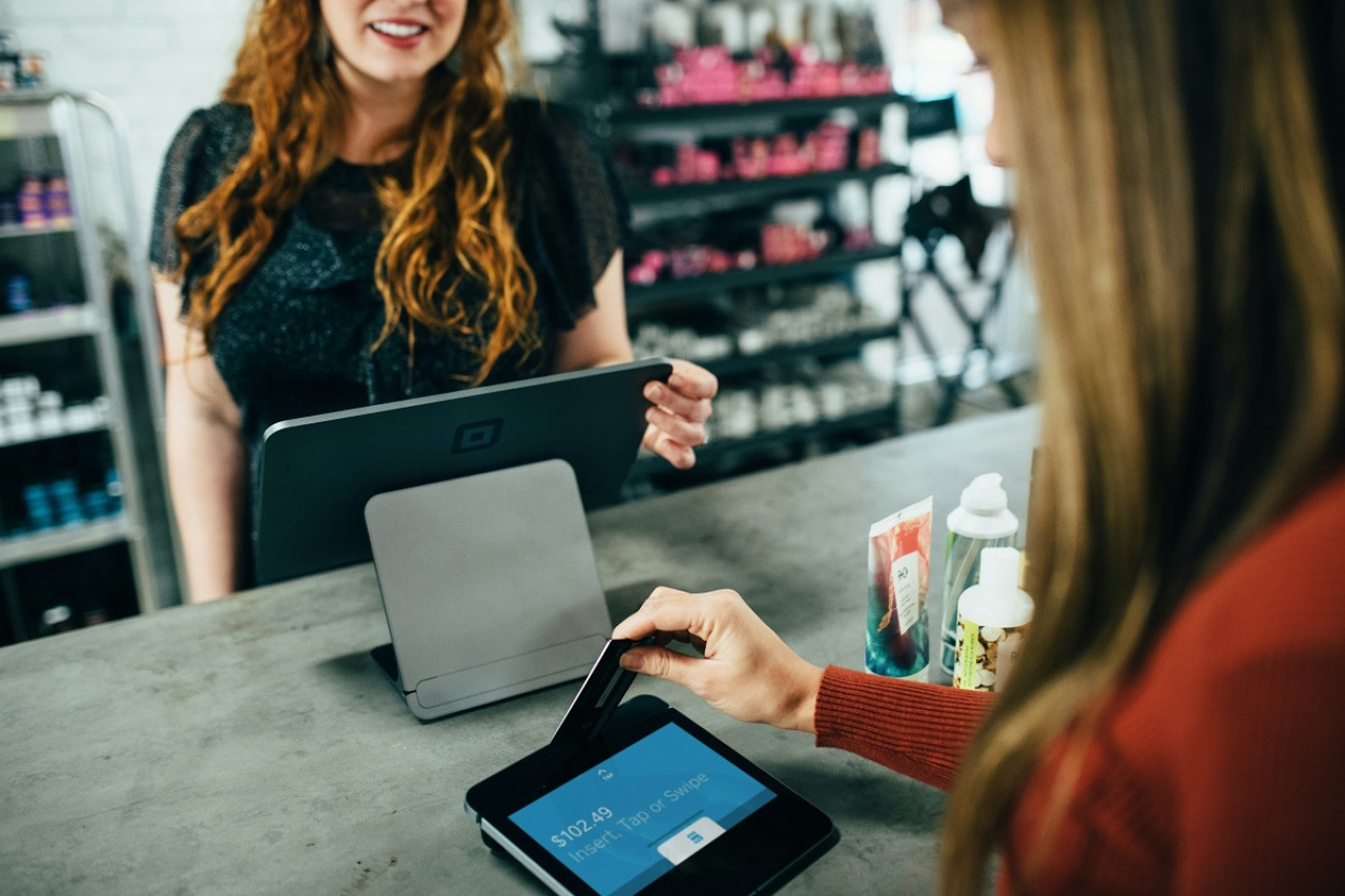 Compras; posnet; tarjetas. Foto: Unsplash.