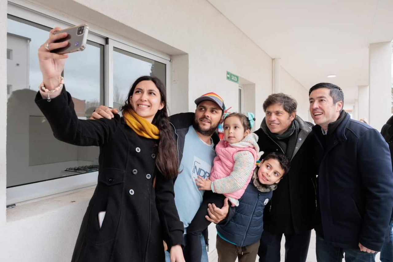 Nardini y Kicillof durante la entrega de viviendas