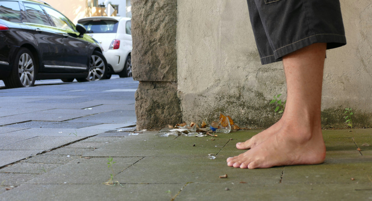 Caminar descalzo. Foto: Unsplash.