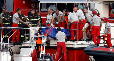 El cadáver de una víctima del yate hundido en Porticello, Italia. Foto: Reuters.