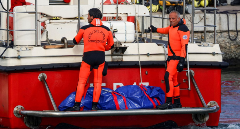 El cadáver de una víctima del yate hundido en Porticello, Italia. Foto: Reuters.