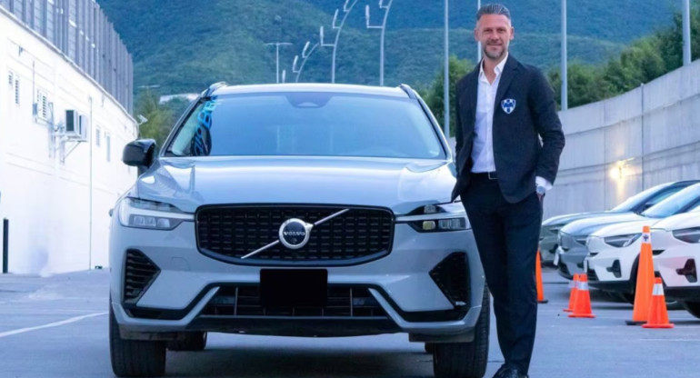 Martín Demichelis y su nuevo auto eléctrico. Foto: Instagram @volvocarmexico