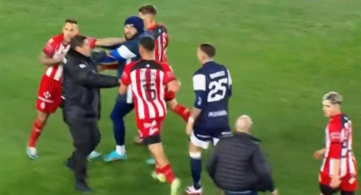 Batalla campal tras el partido entre Barracas Central y Gimnasia LP por Copa Argentina. Foto: NA.