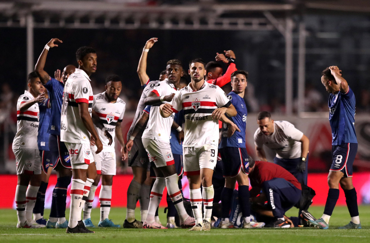 Juan Izquierdo sufrió un cuadro de arritmia en el partido de Nacional y San Pablo. Foto: Reuters.