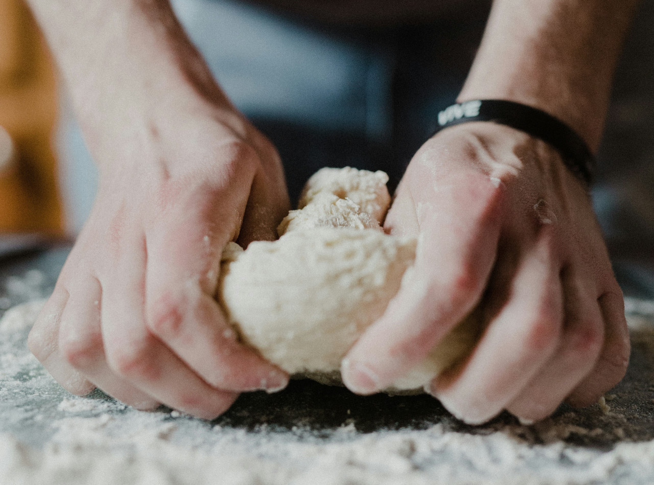 Amasar; cocinar. Foto: Unsplash