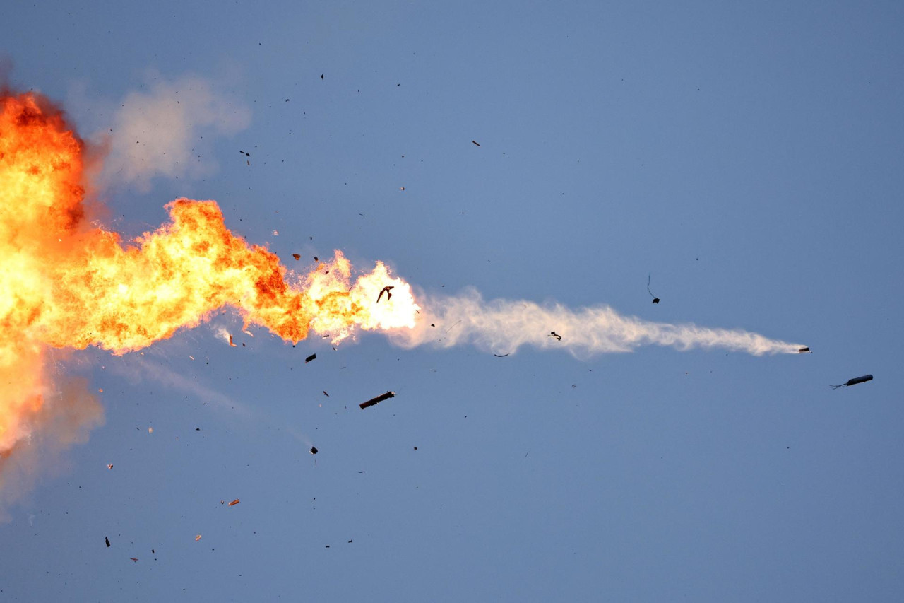 Explosiones en el aire en ataque de Hezbollah contra Israel. Foto: EFE.